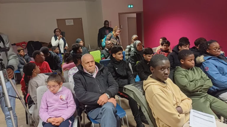foule de personne assise