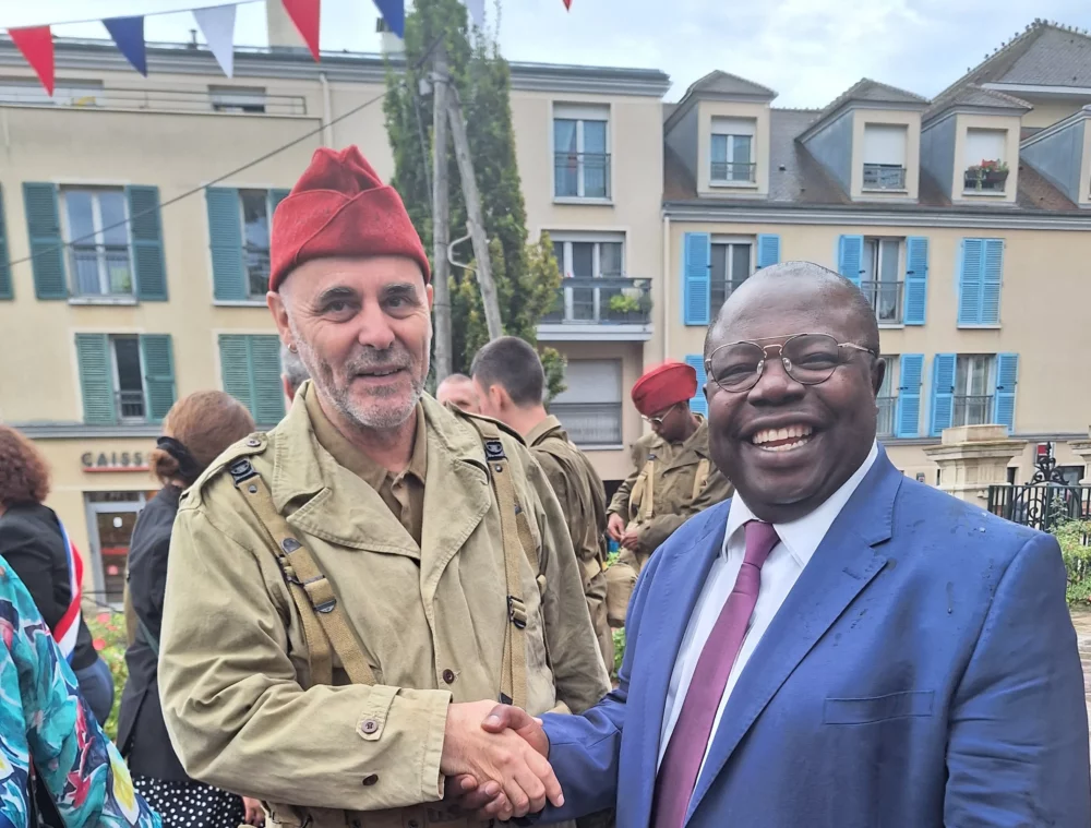 photo du président APECAP avec un militaire