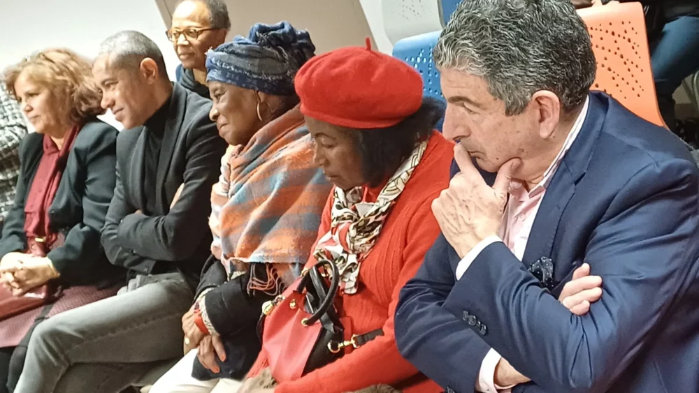 PARMI LES PERSONNALITÉS ATTENTIVES À LA CÉRÉMONIE, MM. CAURO CHRISTIAN, ADJOINT AU MAIRE DE GONESSE, ET EBOUE CHRISTIAN, PETIT FILS DE FÉLIX EBOUE, COMPAGNON DE LA LIBÉRATION, GOUVERNEUR DE L'AFRIQUE ÉQUATORIALE FRANÇAISE.