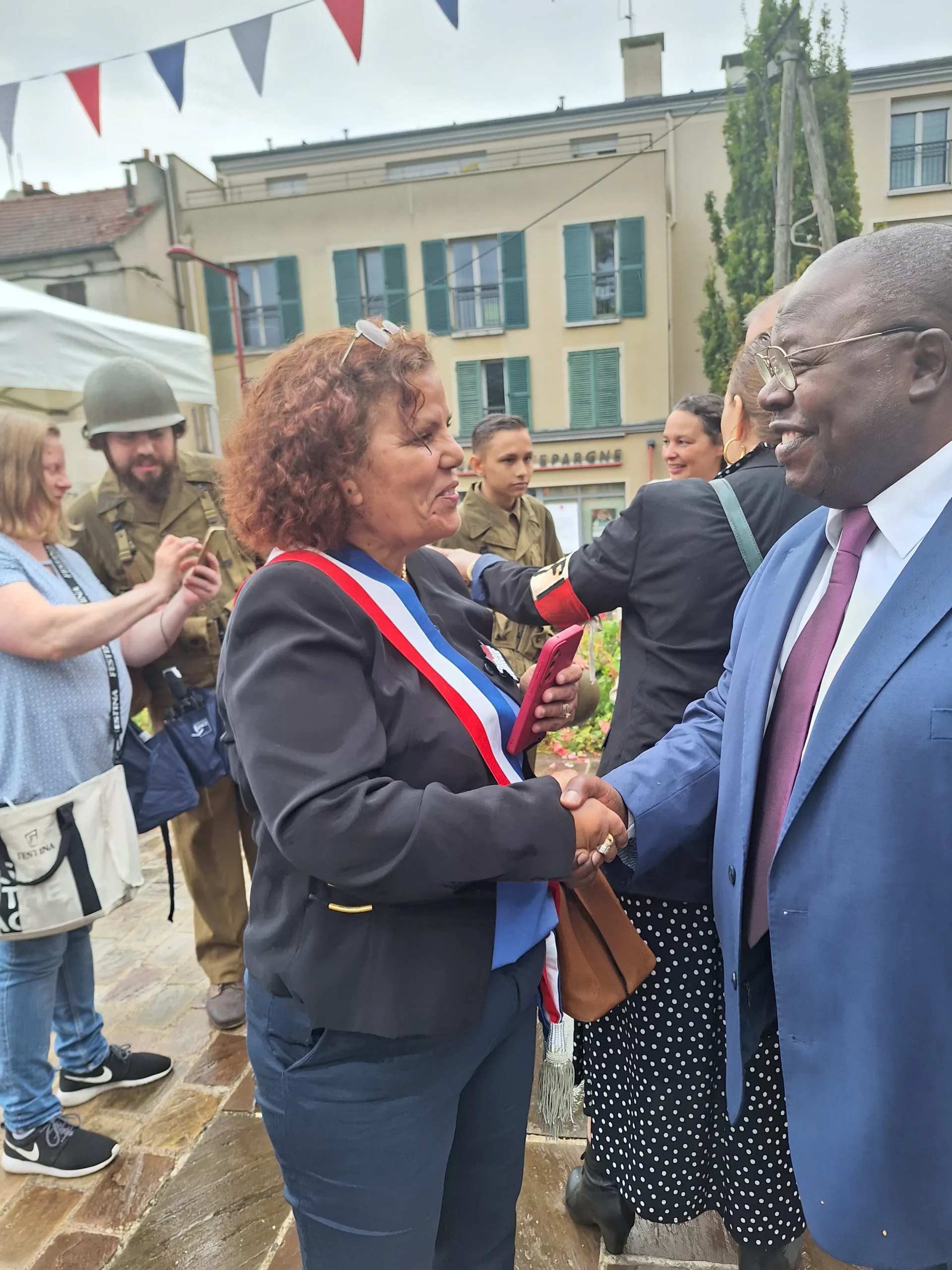 le président et la conjointe du maire