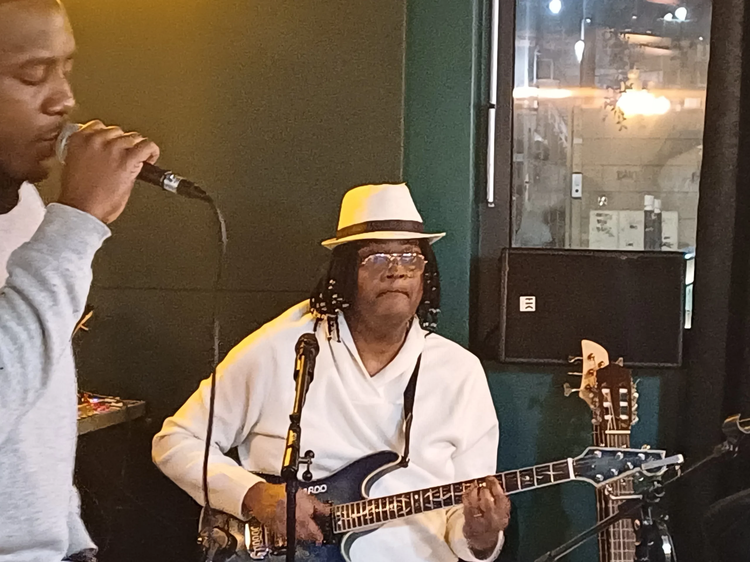 Le chanteur Jacob Hubert accompagné par le Chef d'orchestre EDOUARDO BB